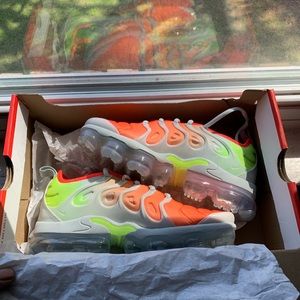 Vapormax new never worn still have tag